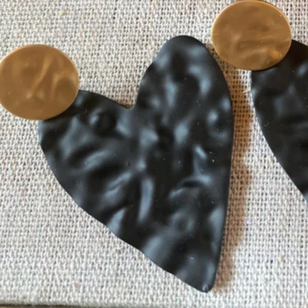 Queen of Heart earrings-black